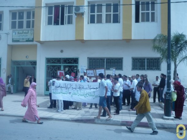 المحتجون أمام مقر القصر البلدي