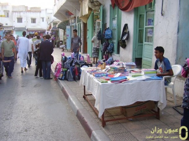 باعة متجولون يبيعون كتبا بشارع محمد الخامس