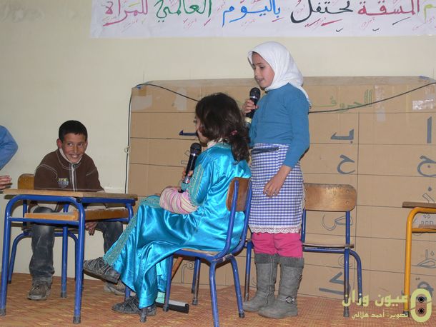 تلاميذ يعرضون مسرحية