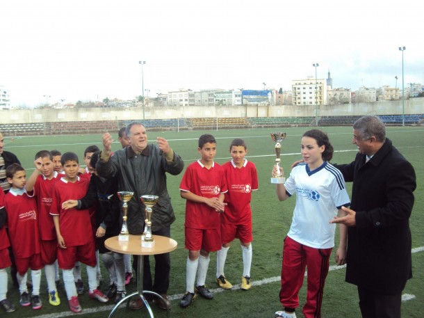 تسليم جائزة للاعب من المنتخب النسوي لنيابة اقليم وزان لكرة القدم