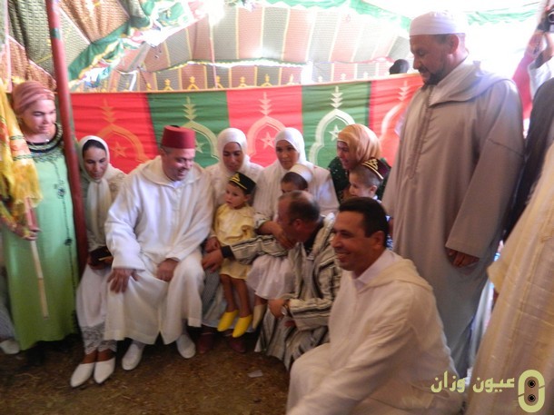 عامل إقليم وزان والوفد المرافق له حفل ختان جماعي بدوار مزاورو مع بعض المستفيدين