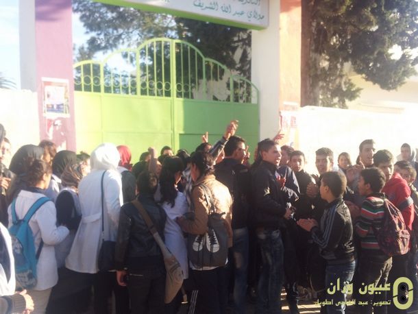 التلاميذ المحتجون يرفعون شعارات احتجاجية