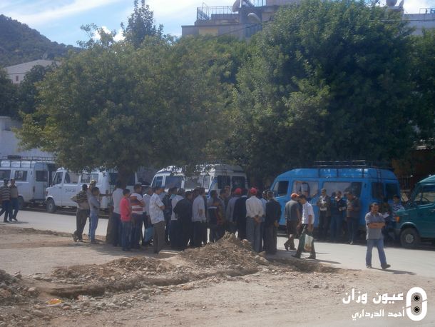 سائقو سيارات النقل المزدوج خلال احتجاجهم