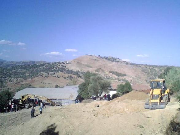 الجرافات وهي تحاول انتشال جثة الطفلة