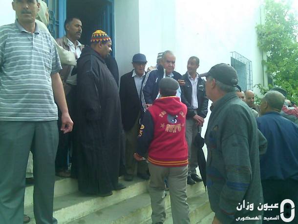 جانب من السكان أمام مقر المكتب الوطني للكهرباء والماء الصالح للشرب
