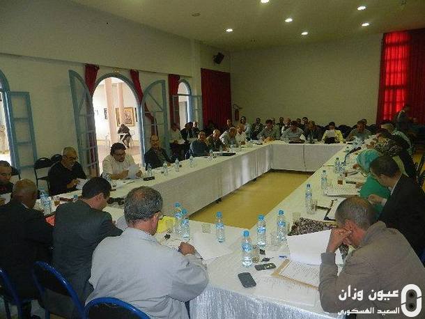 جانب من الحاضرين في الجلسة.