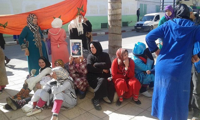 مصدر الصورة صفحة Ouezzane24 على الفيسبوك احتجاج بعض ساكنة حي بني منصورة للمطالبة بتزويد مساكنهم بالكهربائي والماء الصالح للشرب بوزان