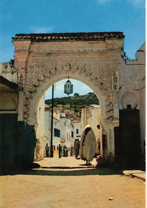 يمين القوس كان محل احسينو لبيع الجرائد