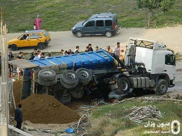 الشاحنة بعد انقلابها