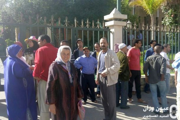 جانب من السكان المشتكين خلال تواجدهم أمام مقر عمالة وزان