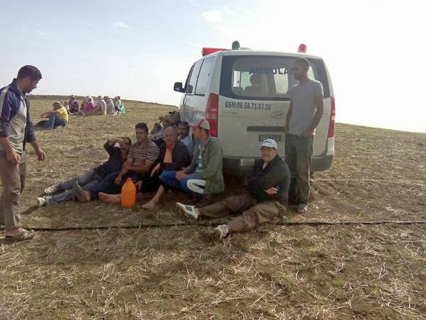 سيارة الإسعاف التي نقلت الجثة.