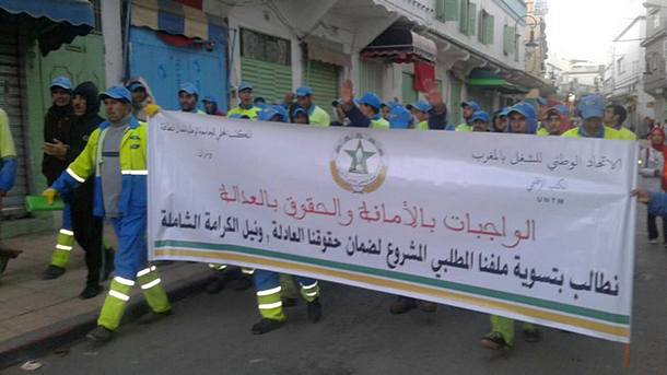 عمال النظافة خلال مسيرتهم الاحتجاجية