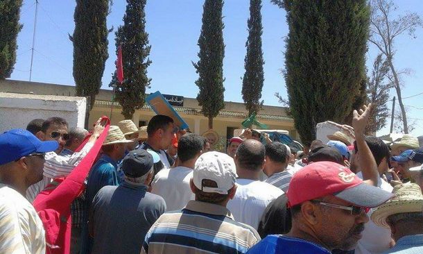 جانب من المحتجين خلال وقفتهم الاحتجاجية