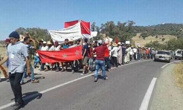 المحتجون يتجهون صوب مقر الجماعة والقيادة